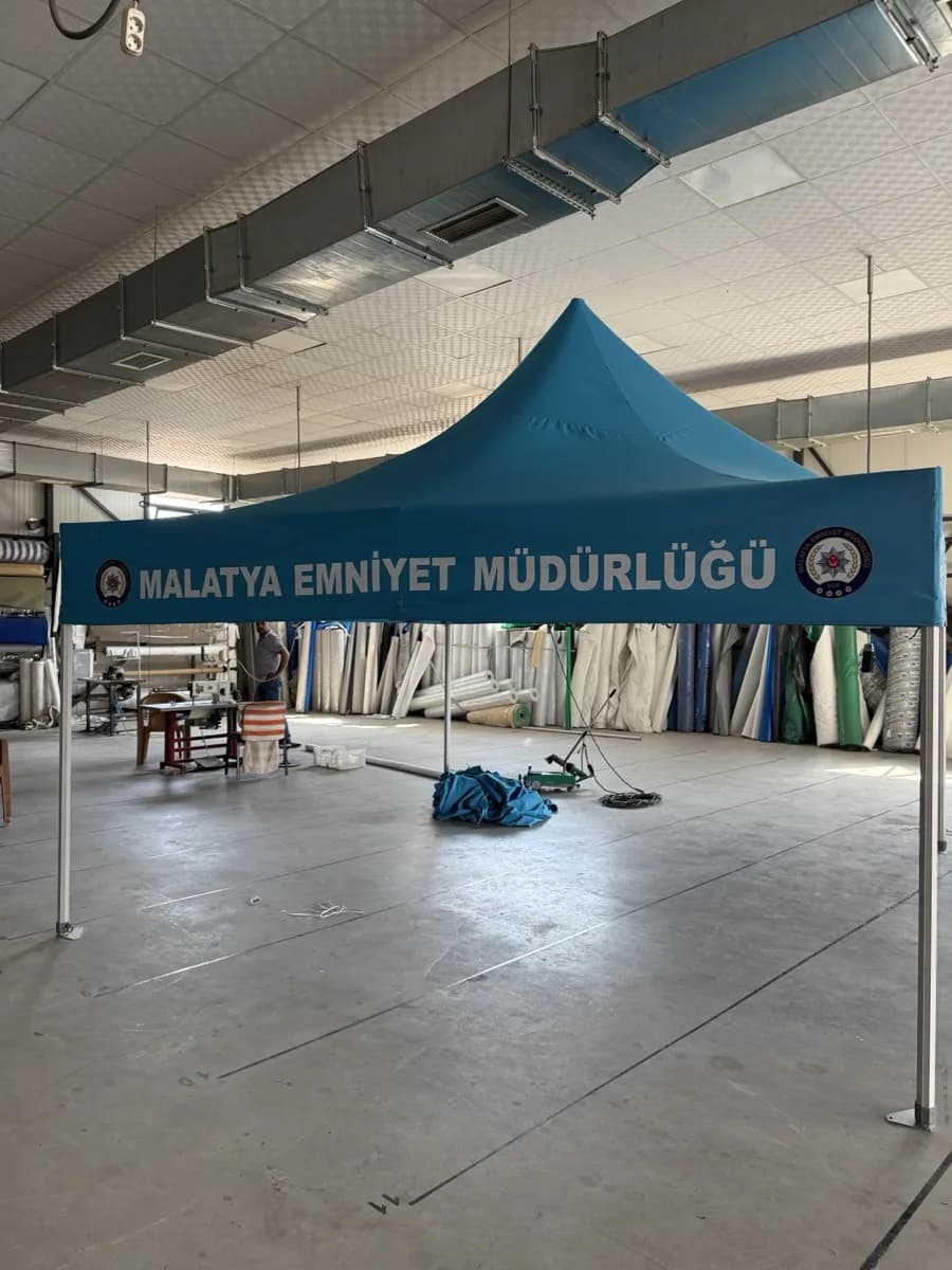 Malatya Emniyet Müdürlüğü için üretilen logolu gazebo çadır, AS Branda atölyesinde kurulu hâlde