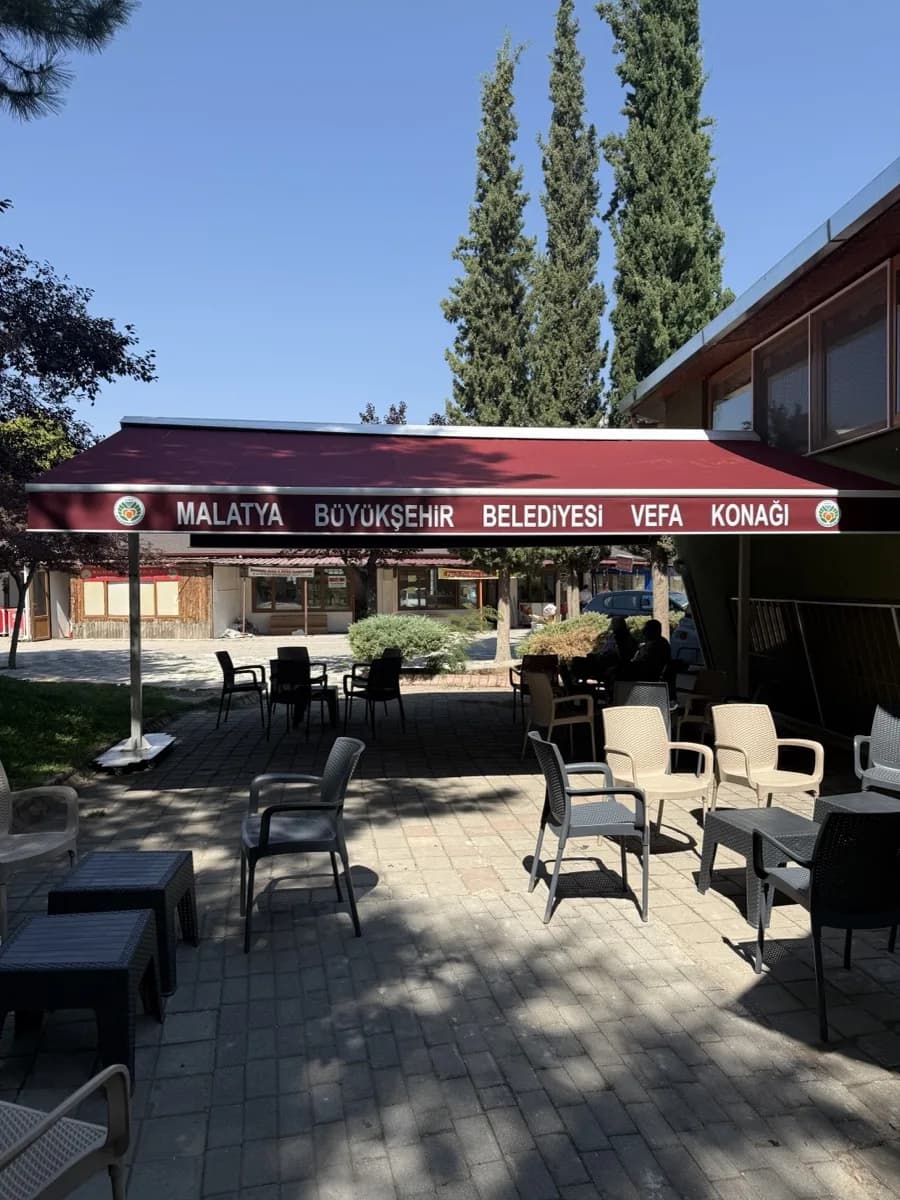 Vefa Konağı oturma alanında kullanımdaki bordo akrilik tente — AS Branda, Malatya