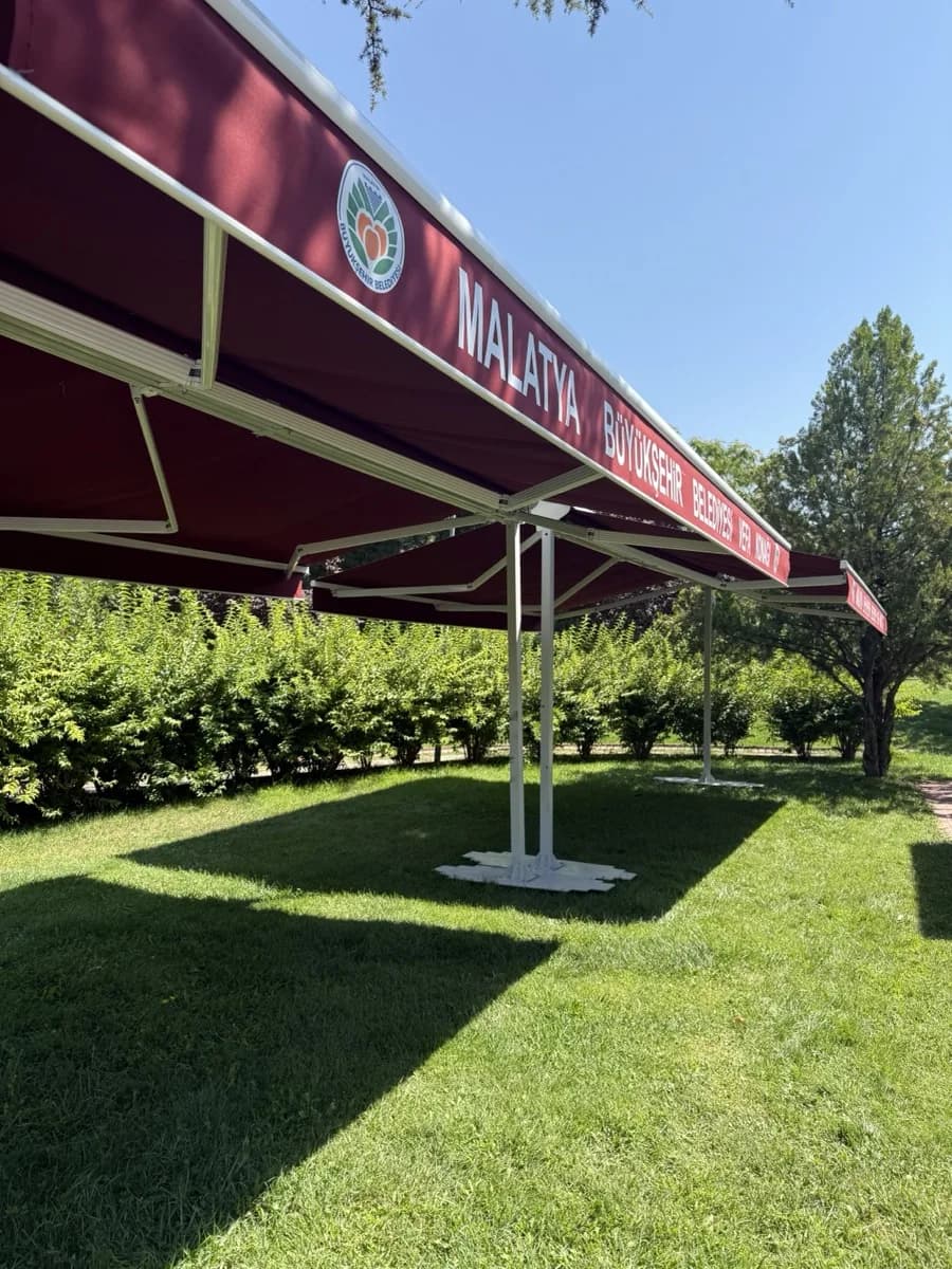 Malatya Büyükşehir Belediyesi Vefa Konağı bahçesindeki çift taraflı ayaklı tente — AS Branda imalatı